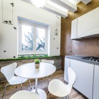 Coin repas dans un appartement moderne