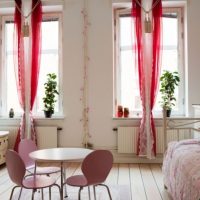 Rideaux roses aux fenêtres d'un studio