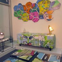 Panneau de mosaïque avec des visages peints de personnes