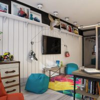 Images de personnages de dessins animés sur une étagère sous le plafond