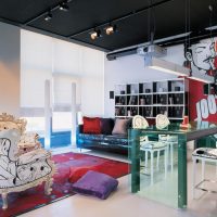 Plafond noir dans le salon avec de grandes fenêtres