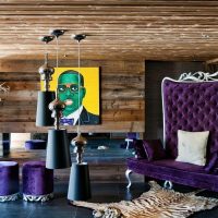 Plafond en bois dans un salon sombre