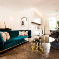 Plancher en bois de planches dans un salon blanc