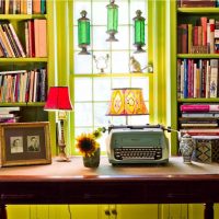 Etagère en bois avec des livres dans la bibliothèque de la maison