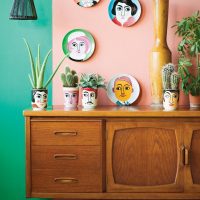 Assiettes décoratives avec des visages de personnes.