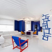 Fauteuil de fantaisie dans un salon lumineux
