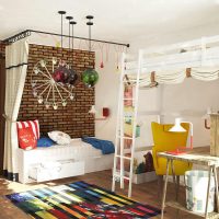 Chambre d'enfants avec un lit au deuxième étage