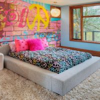 Graffiti sur le mur de la chambre d'une fille adolescente