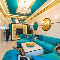 Mobilier turquoise dans un salon blanc