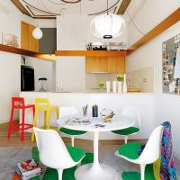 Coin repas avec des meubles en plastique