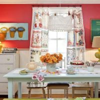 Décoration de fenêtre dans une cuisine de style campagnard