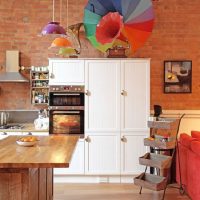 Parapluie de couleur sur le meuble de cuisine