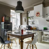 Réfrigérateur rétro dans une cuisine moderne