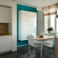 Armoire suspendue blanche minimaliste dans la cuisine