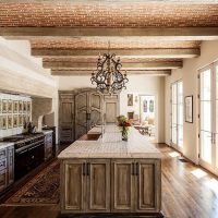 Papier peint sous la brique au plafond de la cuisine
