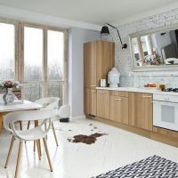 Grand miroir à l'intérieur de la cuisine