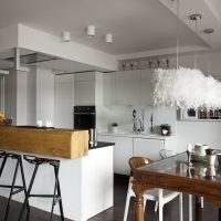 plancher de bois brun foncé dans une cuisine blanche