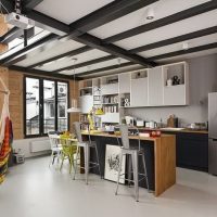 Poutres noires sur le plafond blanc de la cuisine