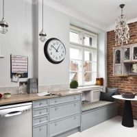 Horloge de gare sur un mur blanc