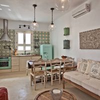 Décorer le mur de la cuisine avec des carreaux de mosaïque