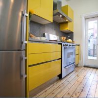Couleur jaune à l'intérieur de la cuisine