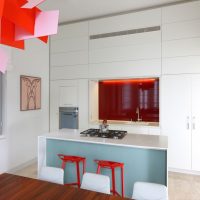 Cuisine blanche aux accents rouges