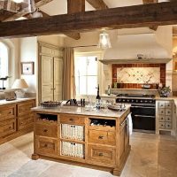 Poutres en bois dans la cuisine d'une maison de campagne