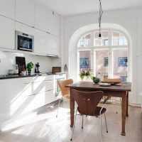 Cuisine blanche avec fenêtre cintrée
