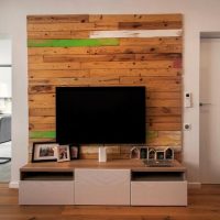 Décoration murale d'accent en bois dans le salon
