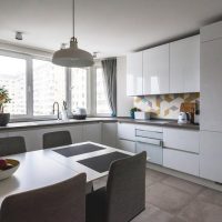 Coin cuisine avec évier par la fenêtre