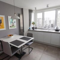Table à manger pour quatre membres de la famille
