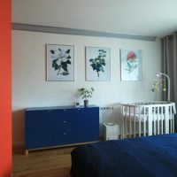 Berceau pour bébé dans la chambre des parents