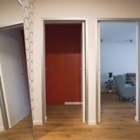 Miroir dans le hall d'entrée d'un appartement de deux pièces