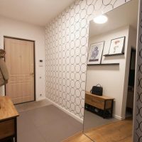 Intérieur d'un couloir lumineux dans un appartement de deux pièces
