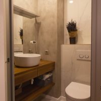 Lavabo en porcelaine sur un comptoir en bois