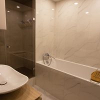 Carrelage en marbre dans la salle de bain