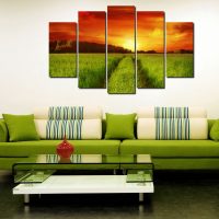 Canapé vert dans un salon moderne