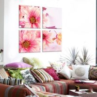 Quatre peintures aux couleurs vives
