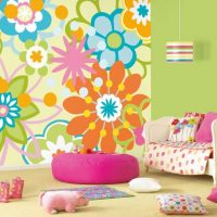 Fleurs lumineuses sur le papier peint dans la pépinière