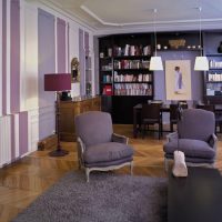 Rayures violettes sur le mur du salon