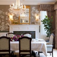 Table à manger avec une nappe blanche