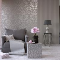 Chaise longue grise avec papier peint en vinyle