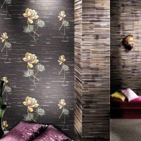 Papier peint foncé avec des fleurs à l'intérieur de la pièce
