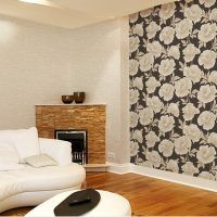 Cheminée décorative dans le coin du couloir d'un appartement en ville