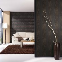 Papier peint foncé avec des rayures à l'intérieur du salon