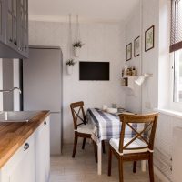 Table à manger étroite dans une petite cuisine