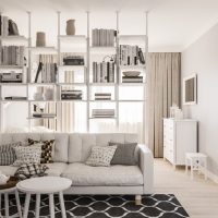 Canapé blanc dans un salon lumineux