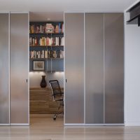 Étude derrière la cloison de verre