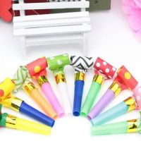 Sifflets brillants pour une fête d'enfants