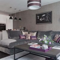 Cuisine-salon dans les tons de gris